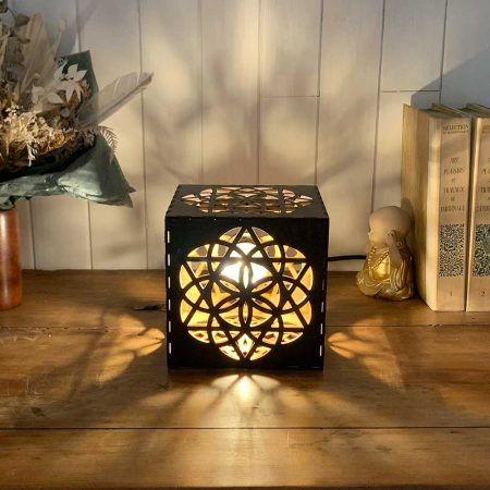 Lampe cube Équilibre Bronze Taille S allumée en situation