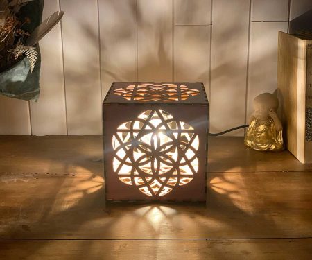 Lampe cube Équilibre Bois naturel Taille S allumée