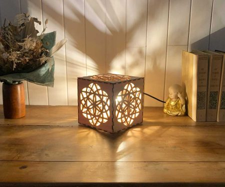 Lampe cube Équilibre Bois naturel Taille S allumée en situation