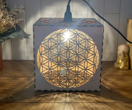 Lampe cube Fleur de Vie Bois naturel Taille L allumée posée