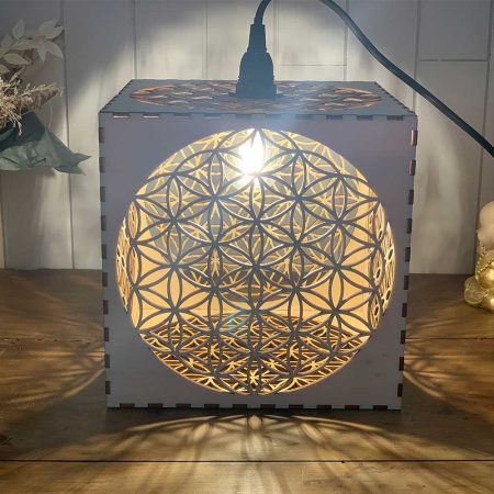 Lampe cube Fleur de Vie Bois naturel Taille L allumée posée