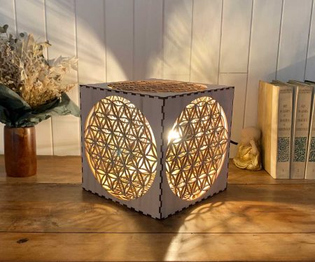 Lampe cube Fleur de Vie Bois naturel Taille L allumée de profil