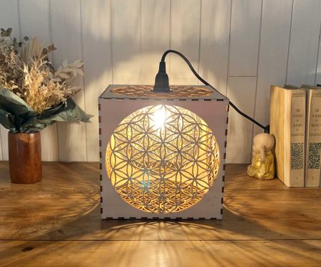 Lampe cube Fleur de Vie Bois naturel Taille L allumée posée de face