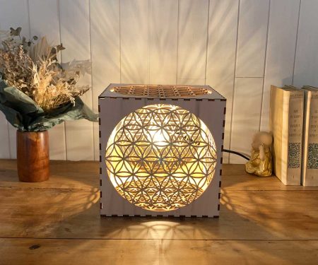 Lampe cube Fleur de Vie Bois naturel Taille L allumée en situation