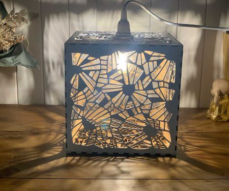 Lampe cube Ombres Chinoises Blanc allumée taille L posée