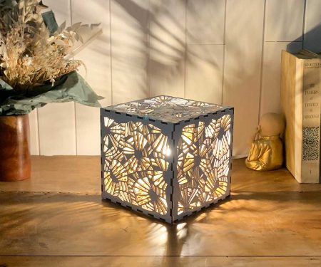 Lampe cube Ombres Chinoises Blanc allumée de profil