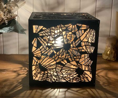 Lampe cube Ombres Chinoises Bronze allumée de face