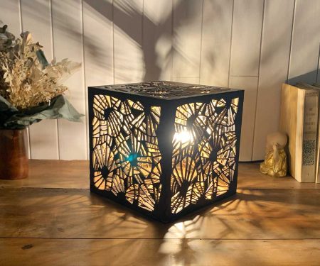 Lampe cube Ombres Chinoises Bronze allumée de profil