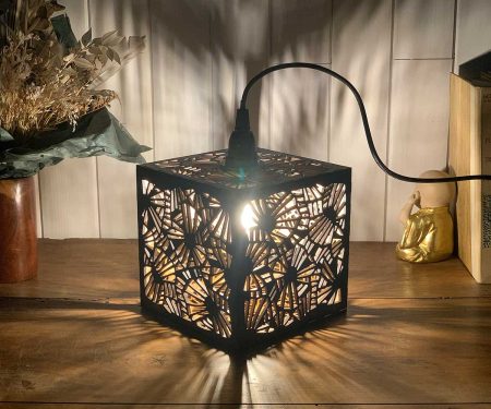 Lampe cube Ombres Chinoises Bronze allumée de profil taille S