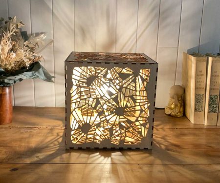 Lampe cube Ombres Chinoises Bois naturel allumée taille L