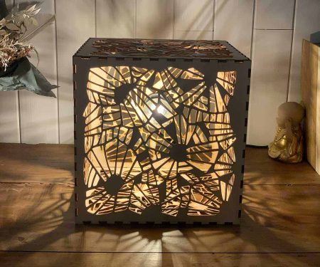 Lampe cube Ombres Chinoises Bois naturel allumée taille L zoomée