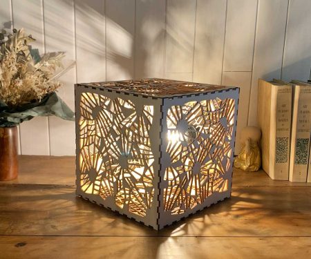 Lampe cube Ombres Chinoises Bois naturel allumée taille L de profil