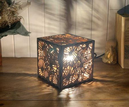 Lampe cube Ombres Chinoises Bois naturel allumée taille S de profil