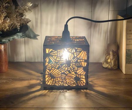 Lampe cube Ombres Chinoises Bois naturel allumée taille S posée