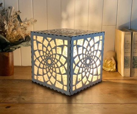 Lampe cube Mandala Paix Blanc Taille L allumée de profil