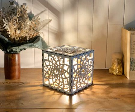 Lampe cube Mandala Paix Blanc Taille S allumée de profil