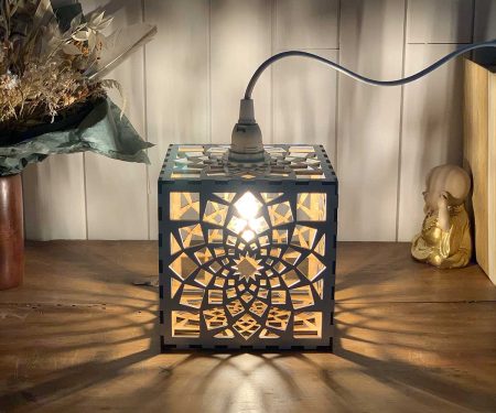 Lampe cube Mandala Paix Blanc Taille S allumée de face