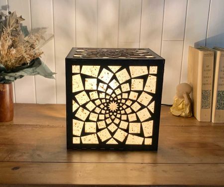 Lampe cube Mandala Paix Bronze Taille L allumée de face