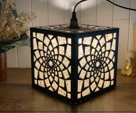 Lampe cube Mandala Paix Bronze allumée de profil