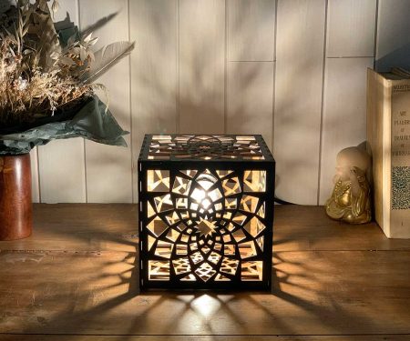 Lampe cube Mandala Paix Bronze taille S allumée de face