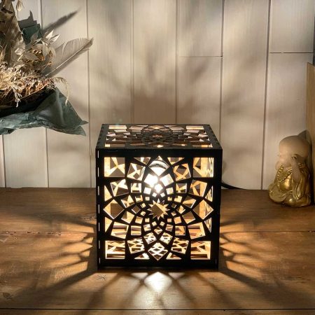 Lampe cube Mandala Paix Bronze taille S allumée de face