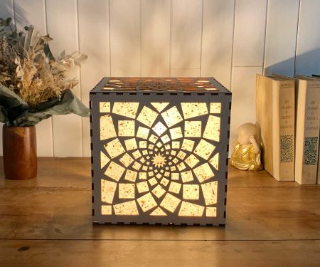 Lampe cube Mandala Paix Bois naturel Taille L allumée de face