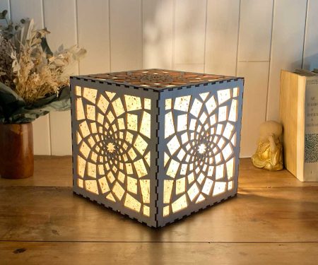 Lampe cube Mandala Paix Bois naturel taille L allumée de profil