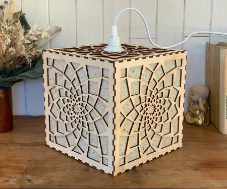 Lampe cube Mandala Paix Bois naturel taille L de profil