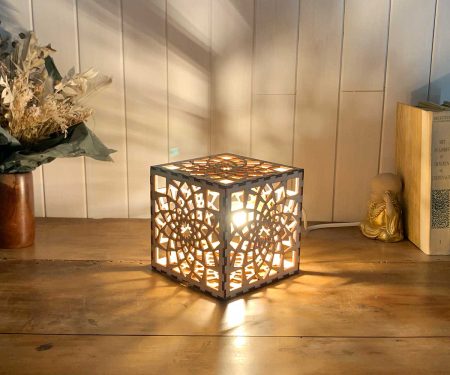 Lampe cube Mandala Paix Bois naturel Taille S allumée de profil