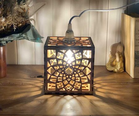 Lampe cube Mandala Paix Bois naturel Taille S allumée posée