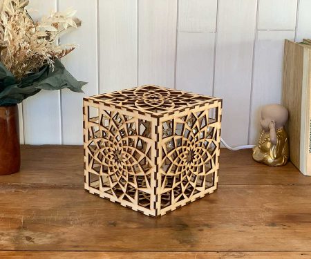 Lampe cube Mandala Paix Bois naturel Taille S de profil