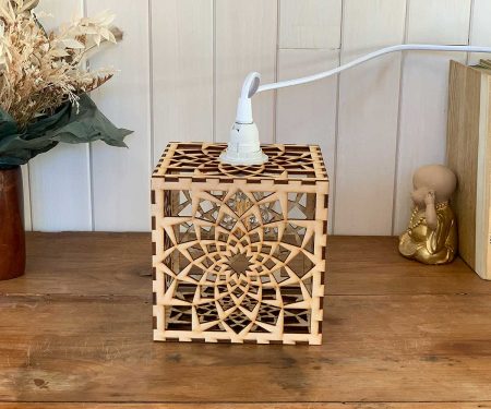 Lampe cube Mandala Paix Bois naturel Taille S posée