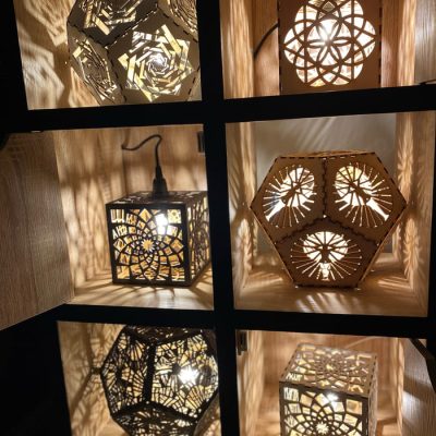 Plusieurs lampes dodécaèdres et cubes donnant une ambiance zen