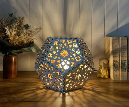 Lampe dodécaèdre Mandala Paix Blanc allumée de face Taille M