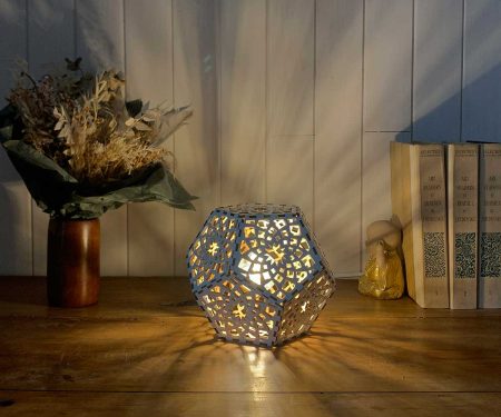 Lampe dodécaèdre Mandala Paix Blanc Taille S allumée en situation