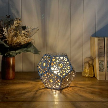 Lampe dodécaèdre Mandala Paix Blanc Taille S allumée en situation