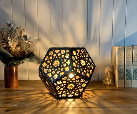 Lampe dodécaèdre Mandala Paix Bronze allumée en situation