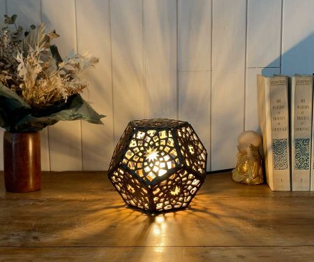 Lampe dodécaèdre Mandala Paix Bronze Taille S allumée en situation