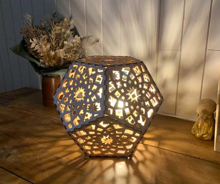 Lampe dodécaèdre Mandala Paix Bois naturel Taille M allumée de 3/4