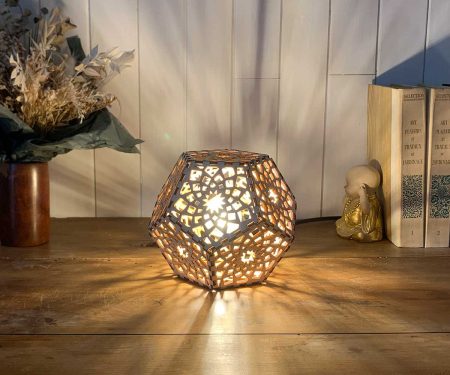 Lampe dodécaèdre Mandala Paix Bois naturel Taille S allumée en situation