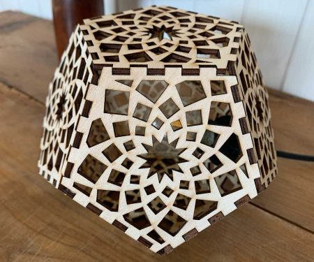 Lampe dodécaèdre Mandala Paix Bois naturel zoomée