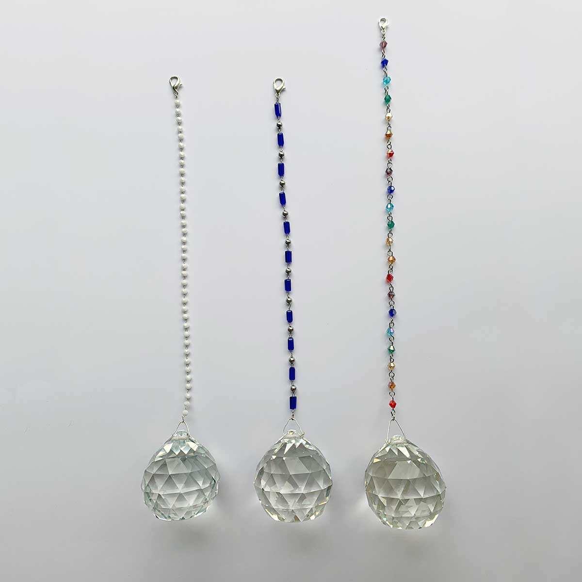 Cristal Feng Shui 100% cristal avec chaîne acier et perles bleues