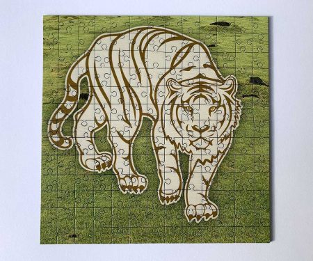 Puzzle Bois Tigre Feng Shui fond herbe de 24x24 cm