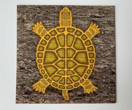 Puzzle Tortue Feng Shui en bois vue de haut sur fond lave 24 x 24 cm